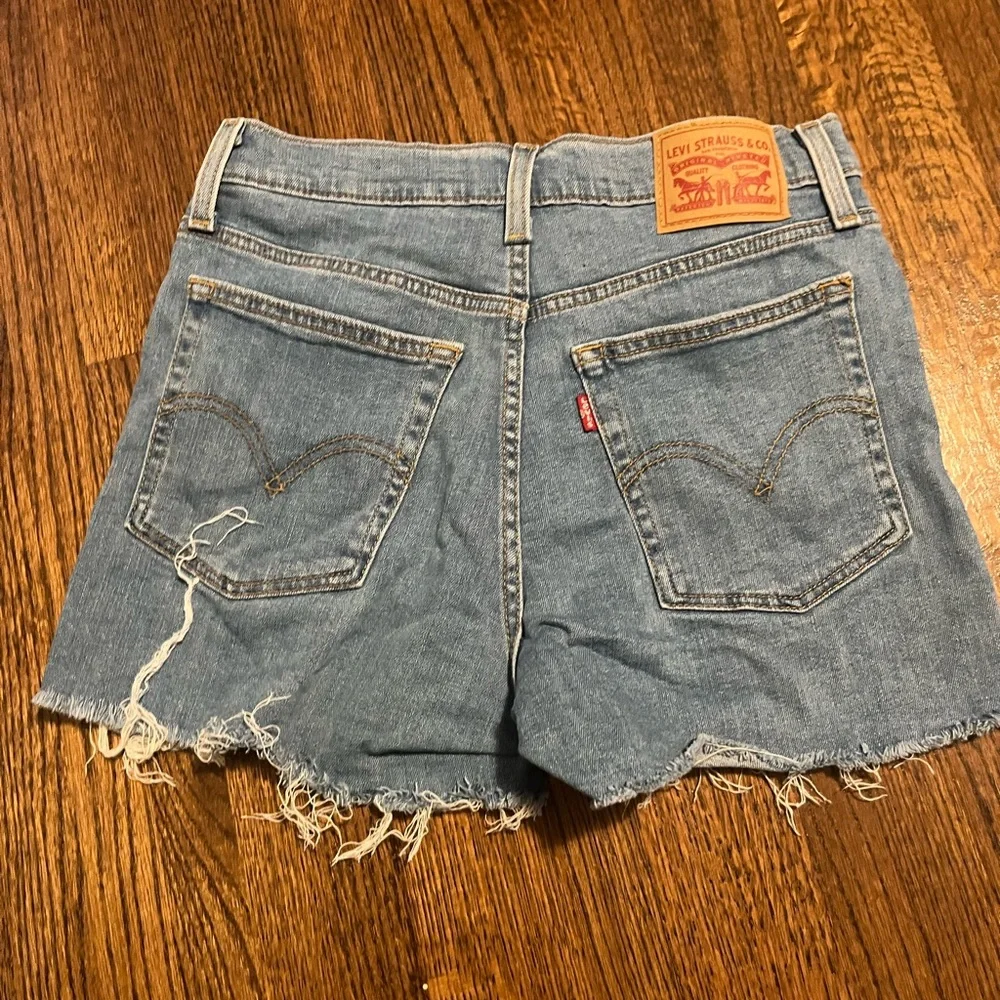 Levi’s High Rise Shorts - Picture 2 of 2